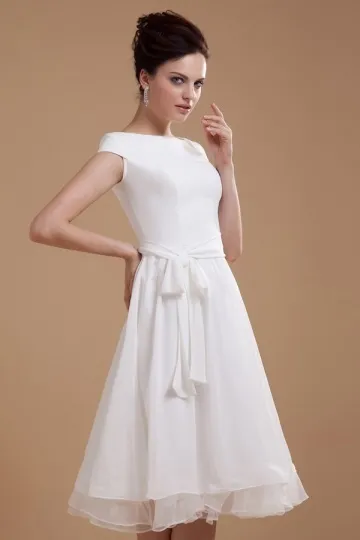 Robe pour fiançailles blanche col bateau ornée d un noeud papillon