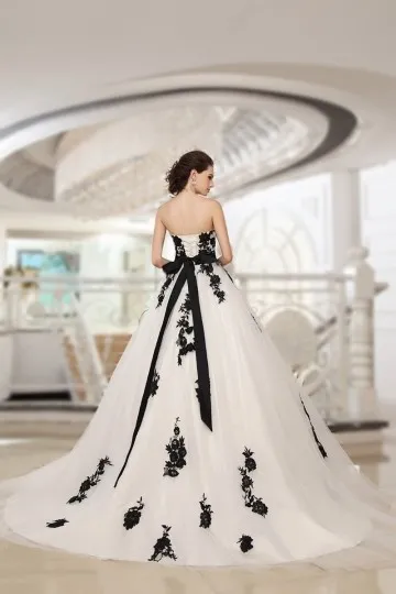 Robe princesse de fiançailles à bustier coeur noire & blanche appliquée de fleurs