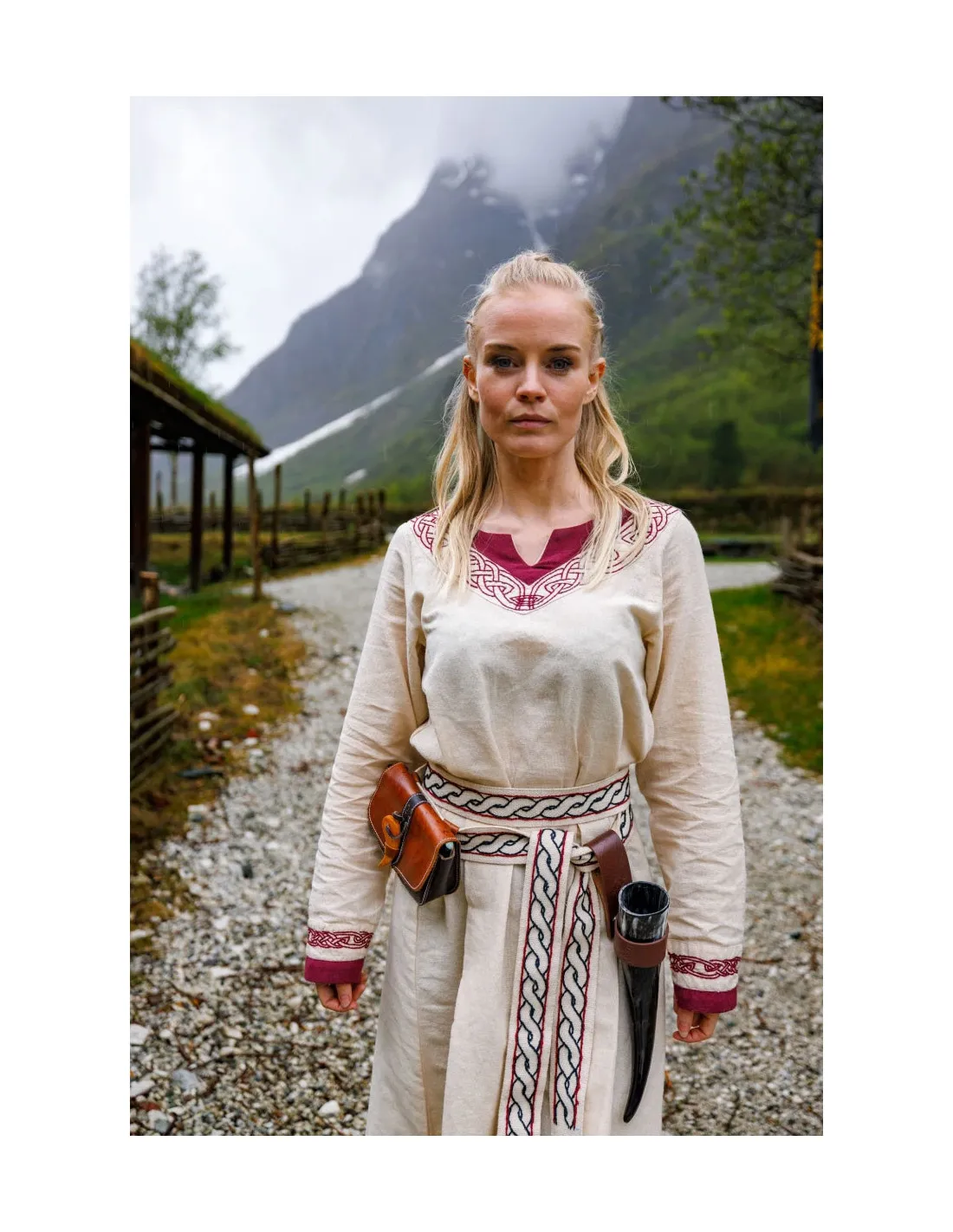 Robe viking modèle Lagertha, bicolore naturel-rouge ⚔️ Boutique Épées