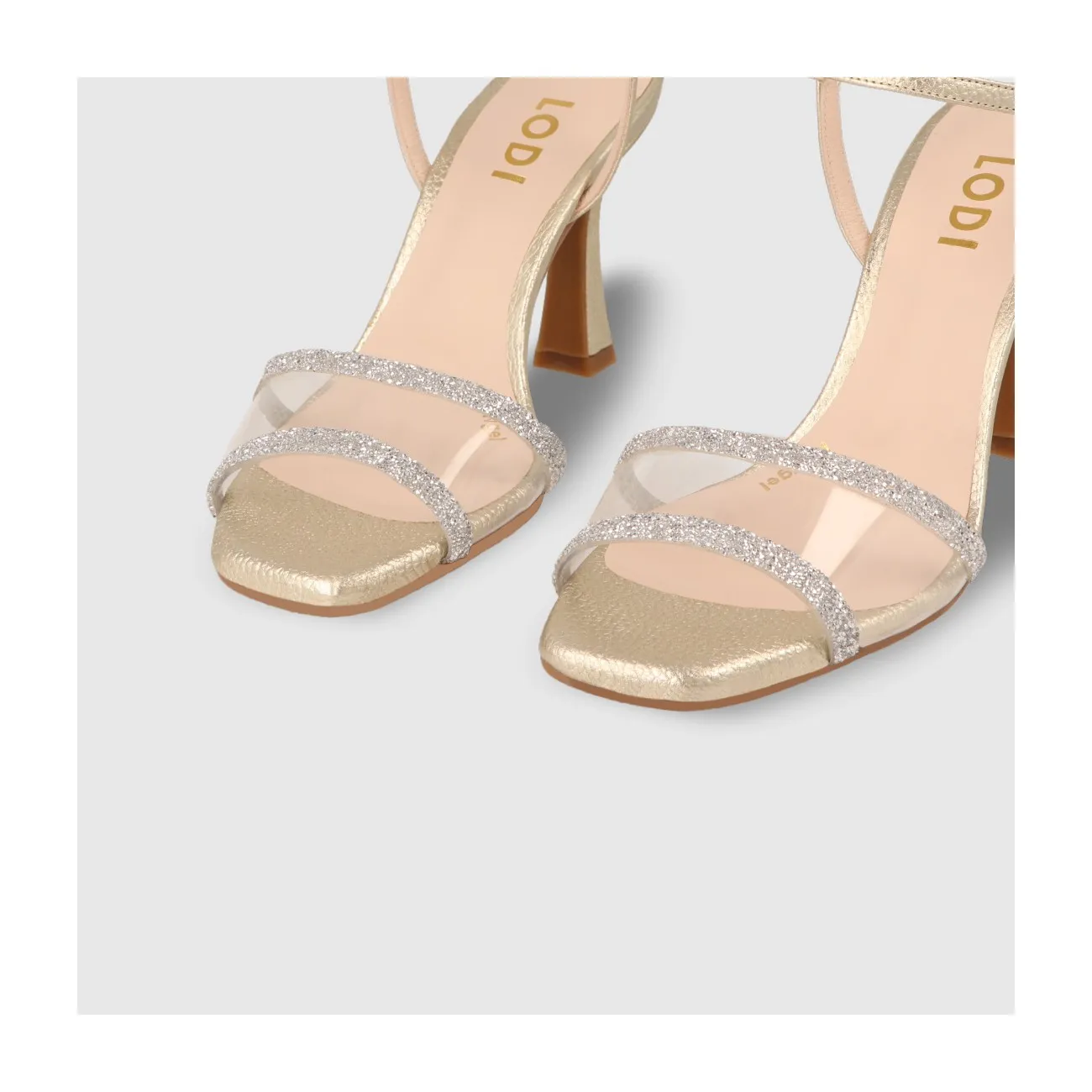 Sandale en cuir doré avec des lanières en cristal sur l´empeigne | Chaussures en ligne pour femmes LODI.