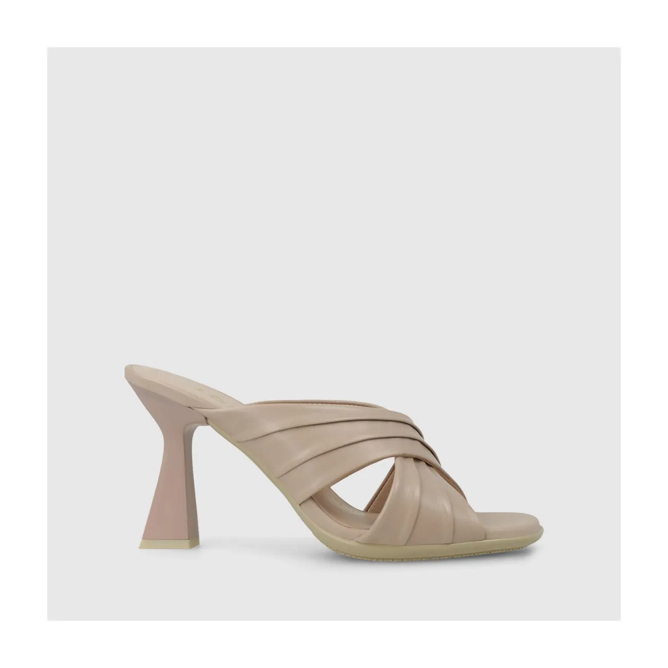 Sandale pour femme en cuir couleur nude avec talon géométrique. I LODI Chaussures pour femme online.