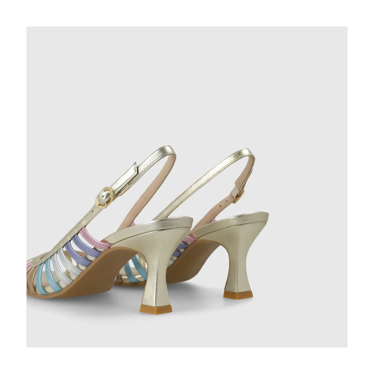 Sandale pour femme en cuir métallisé doré combiné à des brides multicolores.I LODI Chaussures pour femme online.