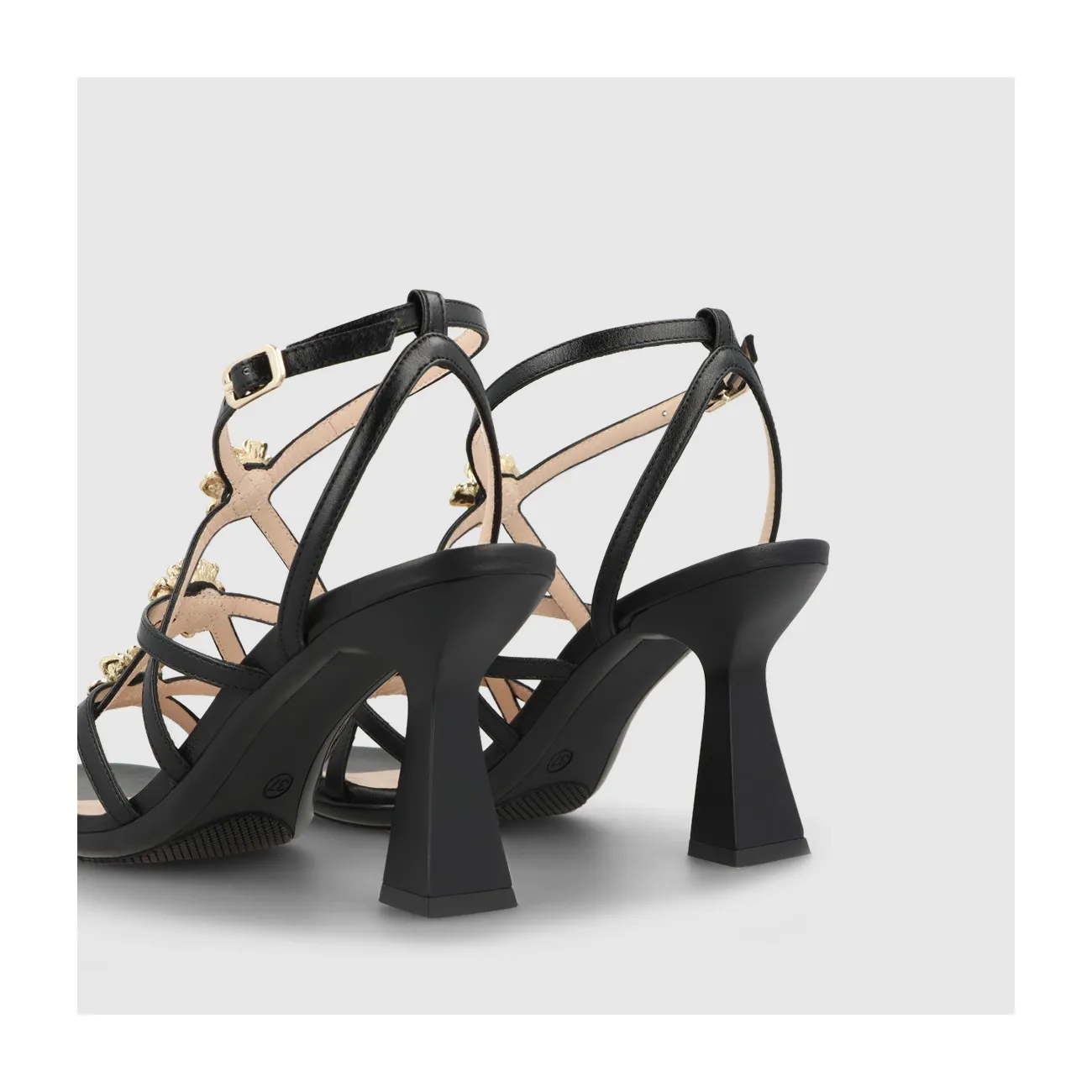 Sandale pour femme en cuir noir avec brides et ornement floral. I LODI Chaussures pour femme online.