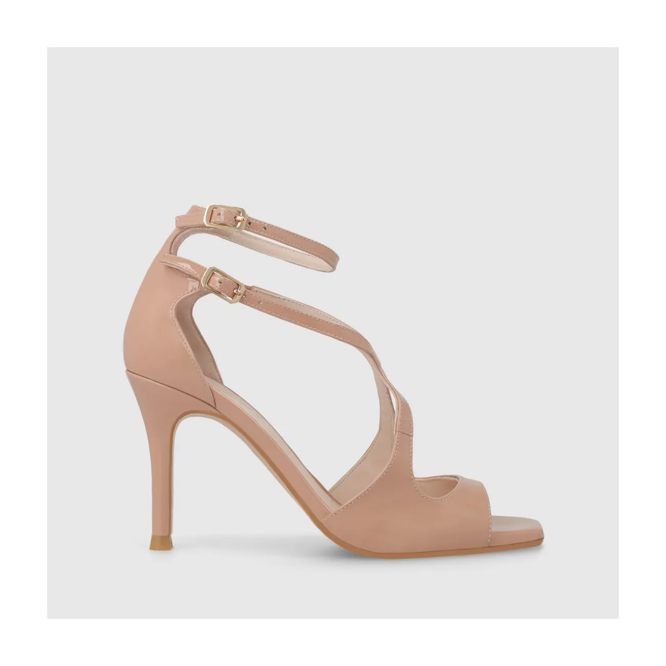 Sandale pour femme en cuir verni beige avec double bride à la cheville et brides entrelacées sur l´empeigne. I LODI Chaussures p