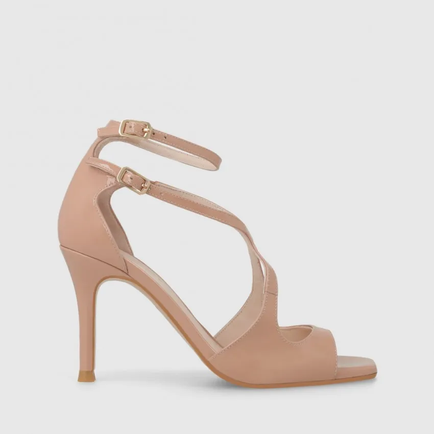 Sandale pour femme en cuir verni beige avec double bride à la cheville et brides entrelacées sur l´empeigne. I LODI Chaussures p