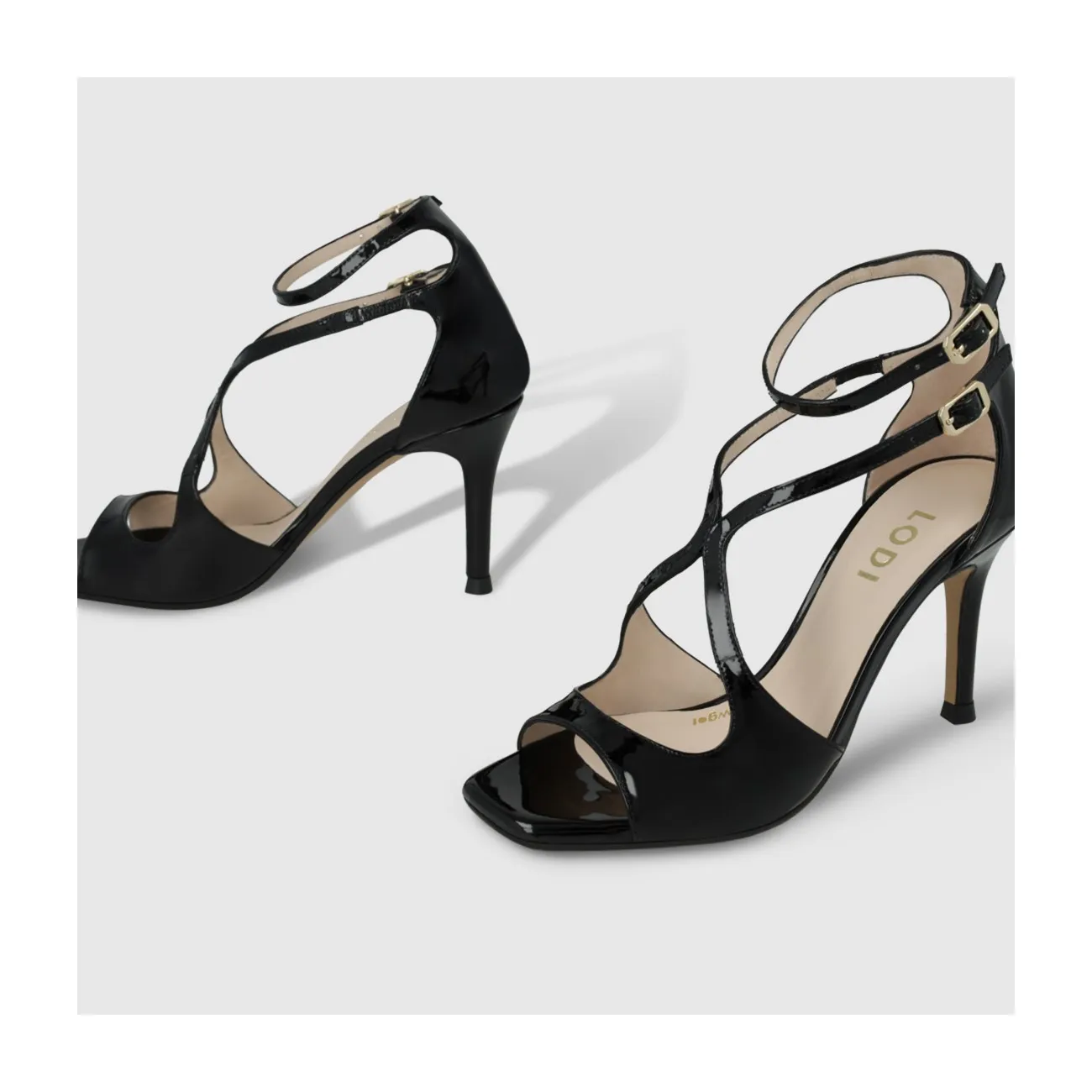 Sandale pour femme en cuir verni noir avec double bride à la cheville et brides entrelacées sur l´empeigne. I LODI Chaussures po