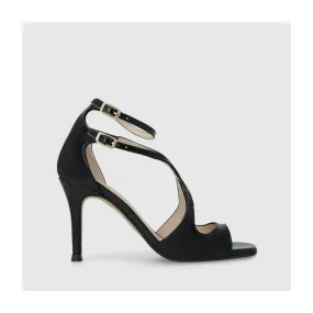 Sandale pour femme en cuir verni noir avec double bride à la cheville et brides entrelacées sur l´empeigne. I LODI Chaussures po