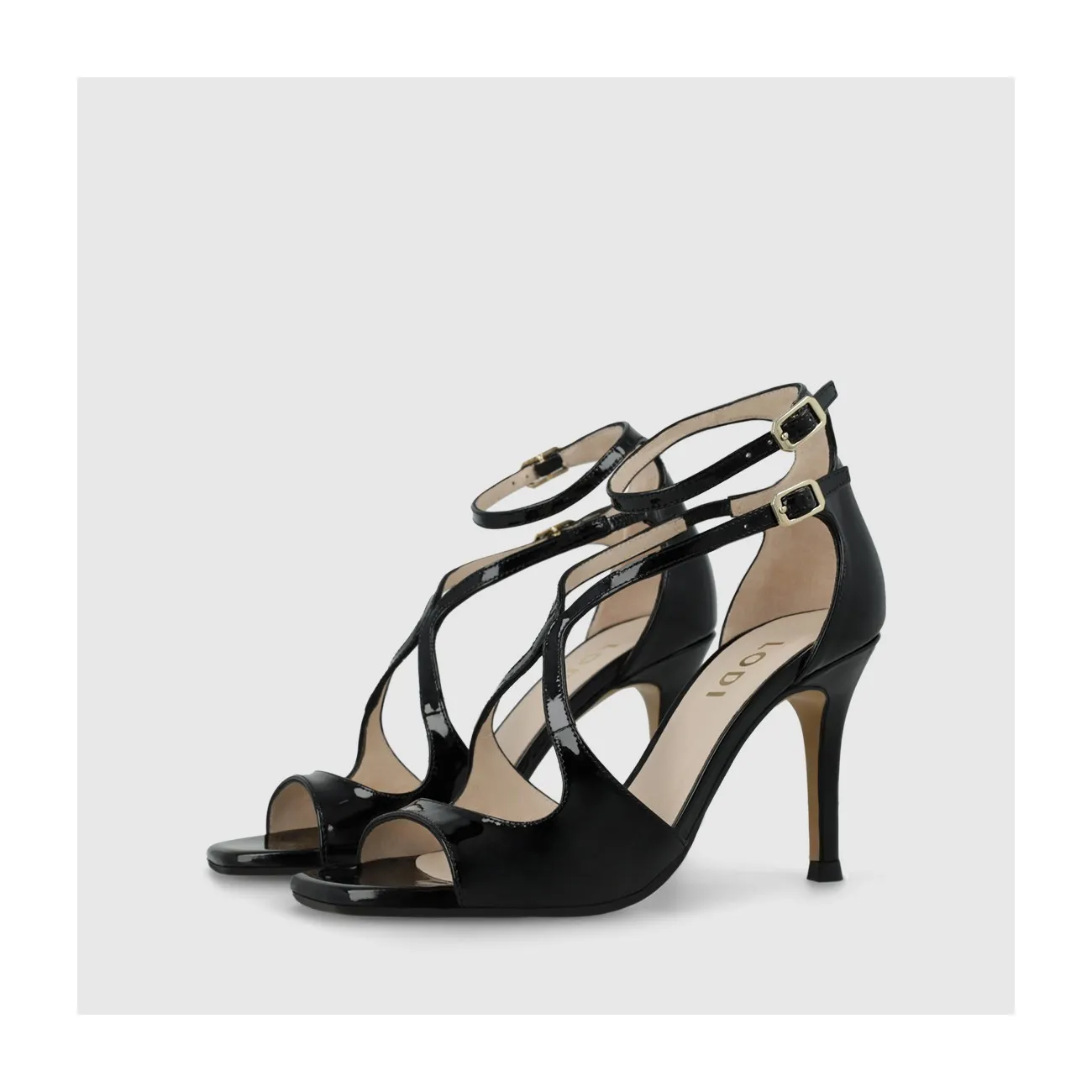 Sandale pour femme en cuir verni noir avec double bride à la cheville et brides entrelacées sur l´empeigne. I LODI Chaussures po