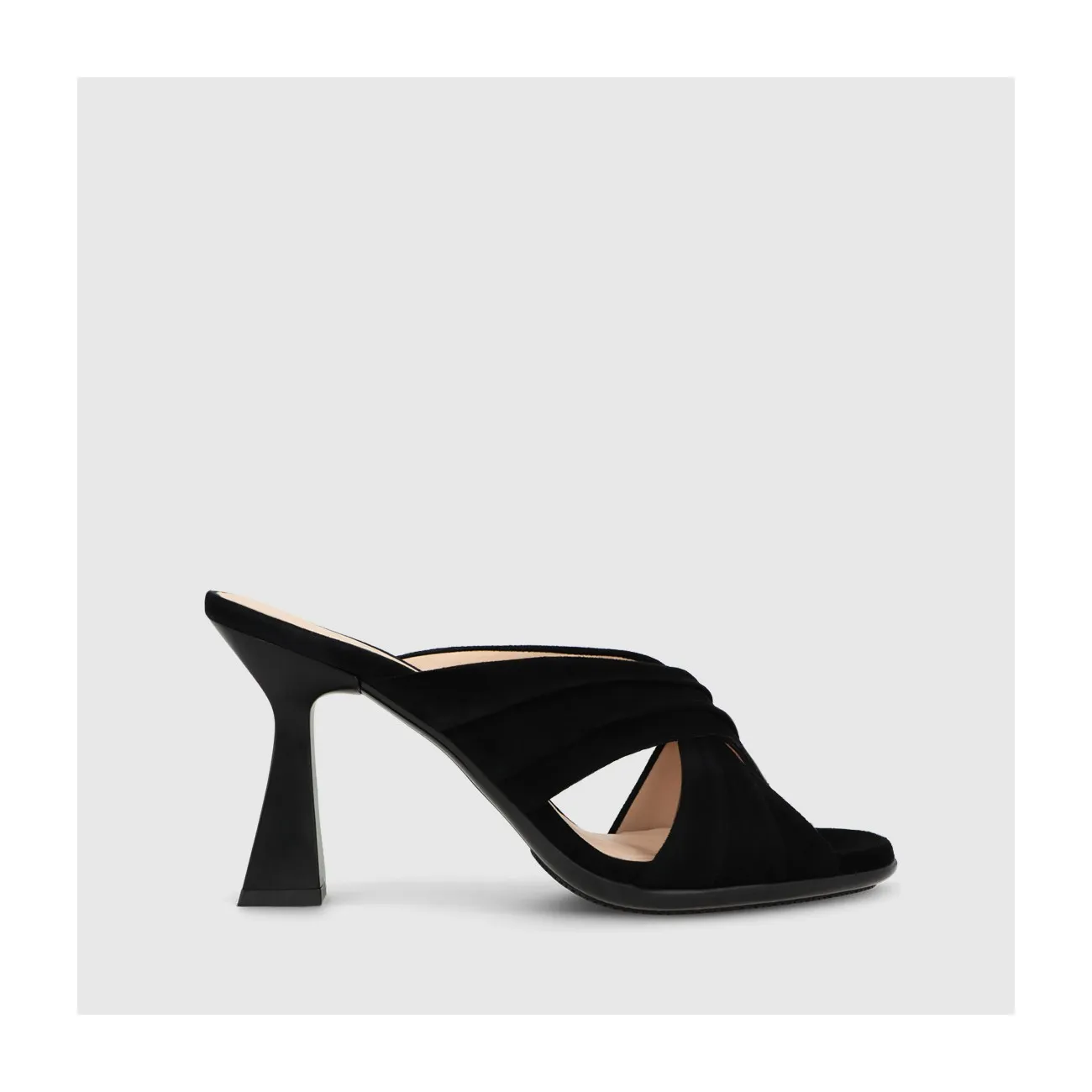 Sandale pour femme en daim noir avec talon géométrique. I LODI Chaussures pour femme online.