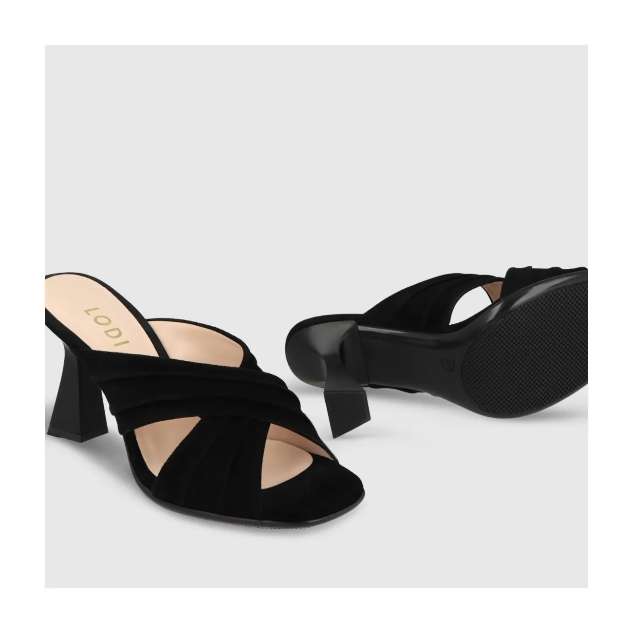 Sandale pour femme en daim noir avec talon géométrique. I LODI Chaussures pour femme online.