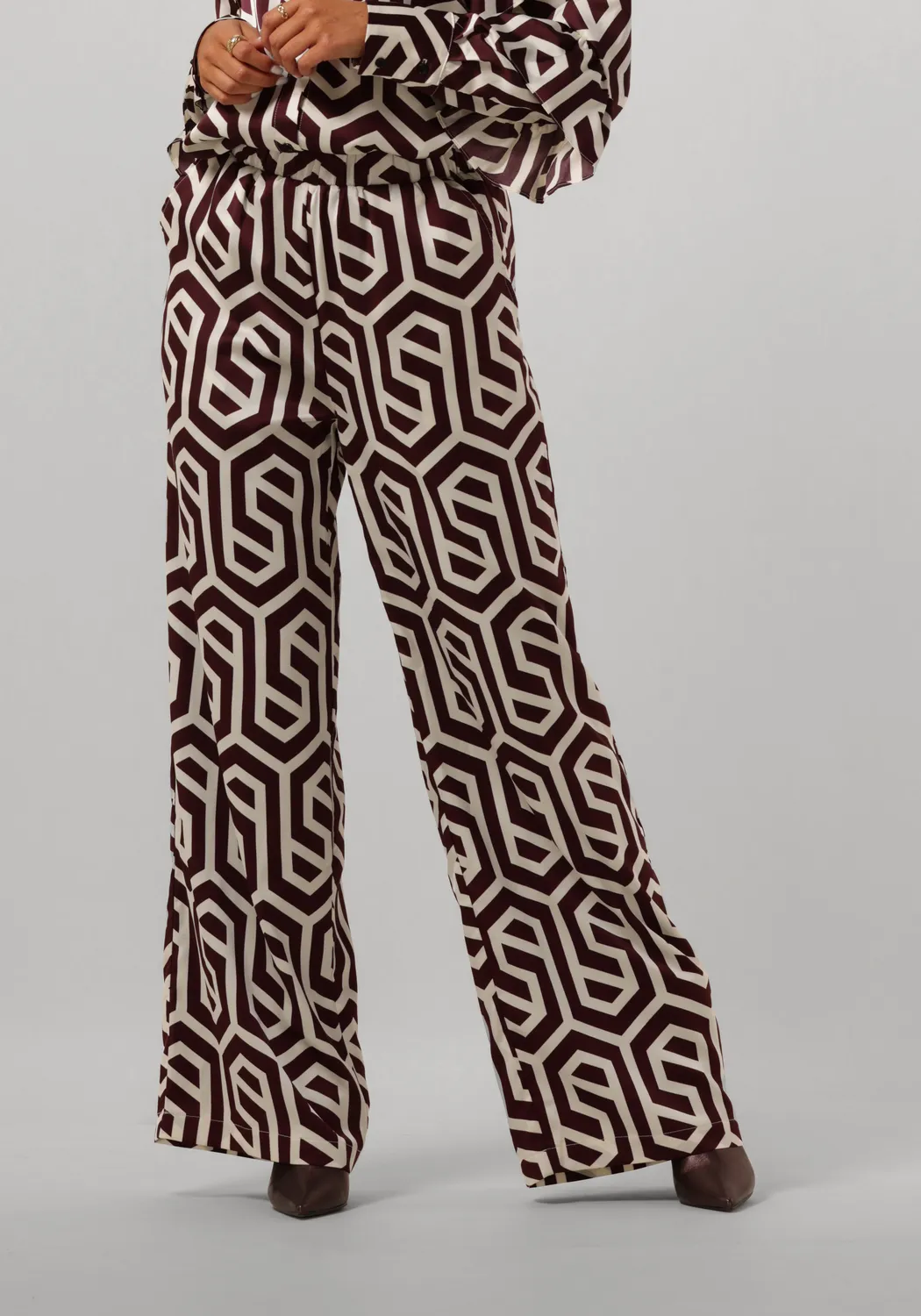 studio amaya pantalon large ryanna bordeaux